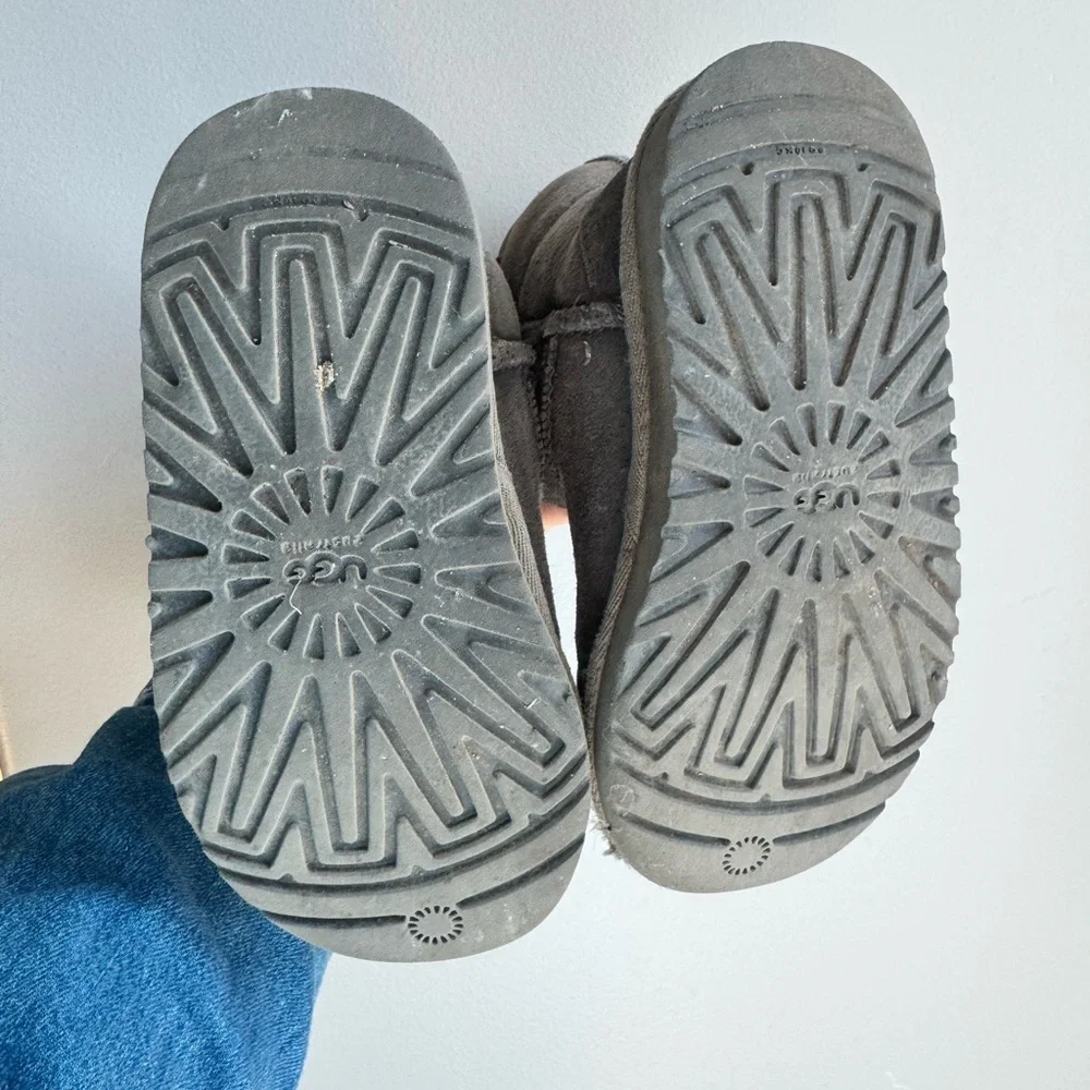 UGG Classic Short Boots Gray Sheepskin Cozy Winter 10 Scandi Ski Neutral